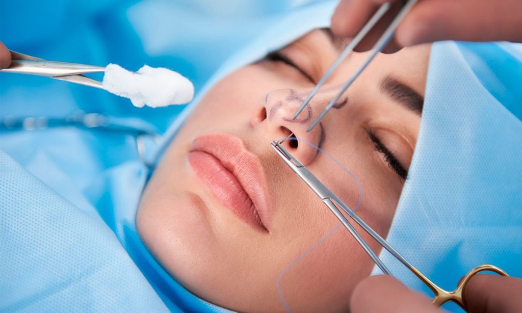 مقایسه جراحی بینی درمانی و زیبایی