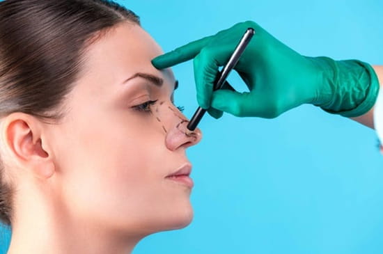 مراقبت‌های قبل از جراحی توسط بهترین دکتر عمل بینی فانتزی در مشهد